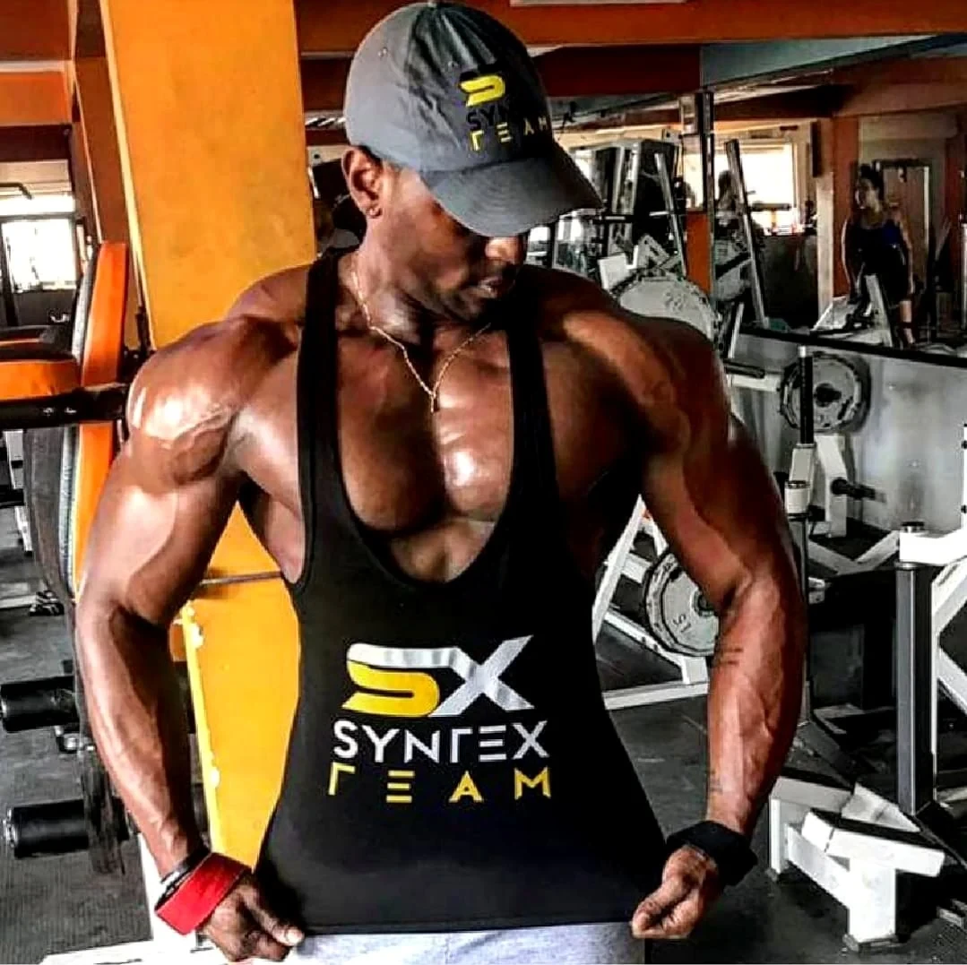 Integrante de la comunidad con ropa Syntex Team en el gimnasio