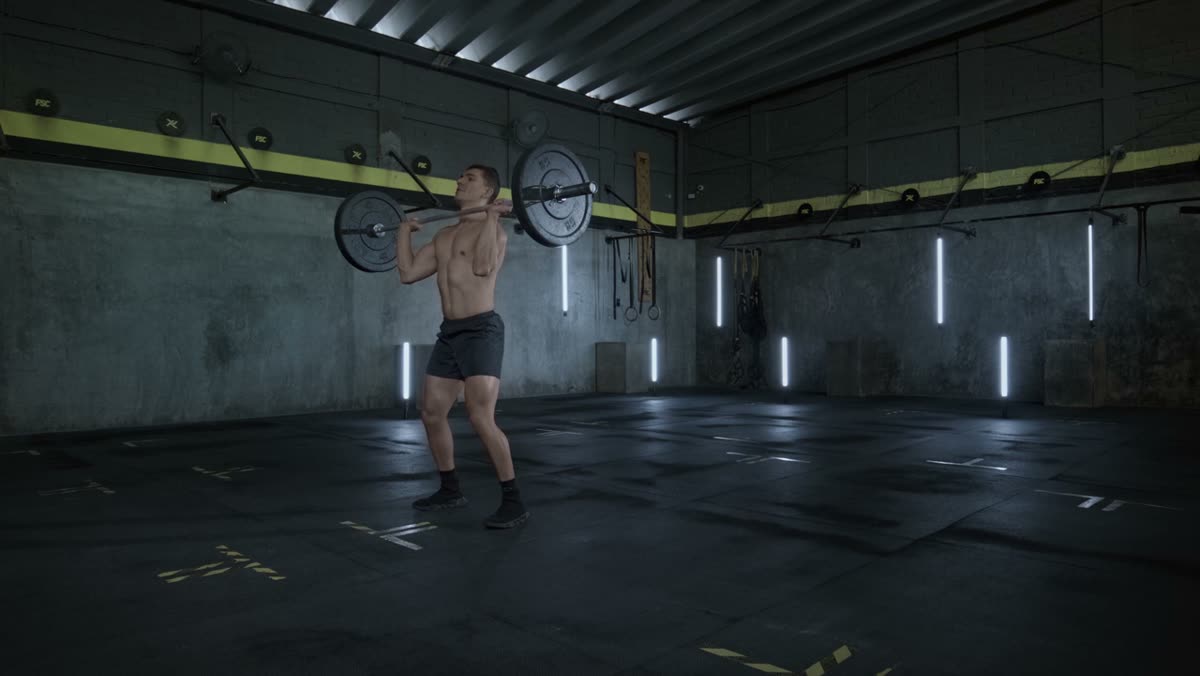 Entrenamiento de fuerza en gimnasio